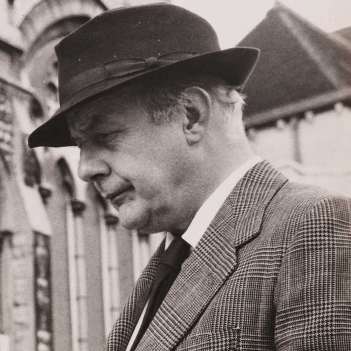 Sir_John_Betjeman_(1906-1984)